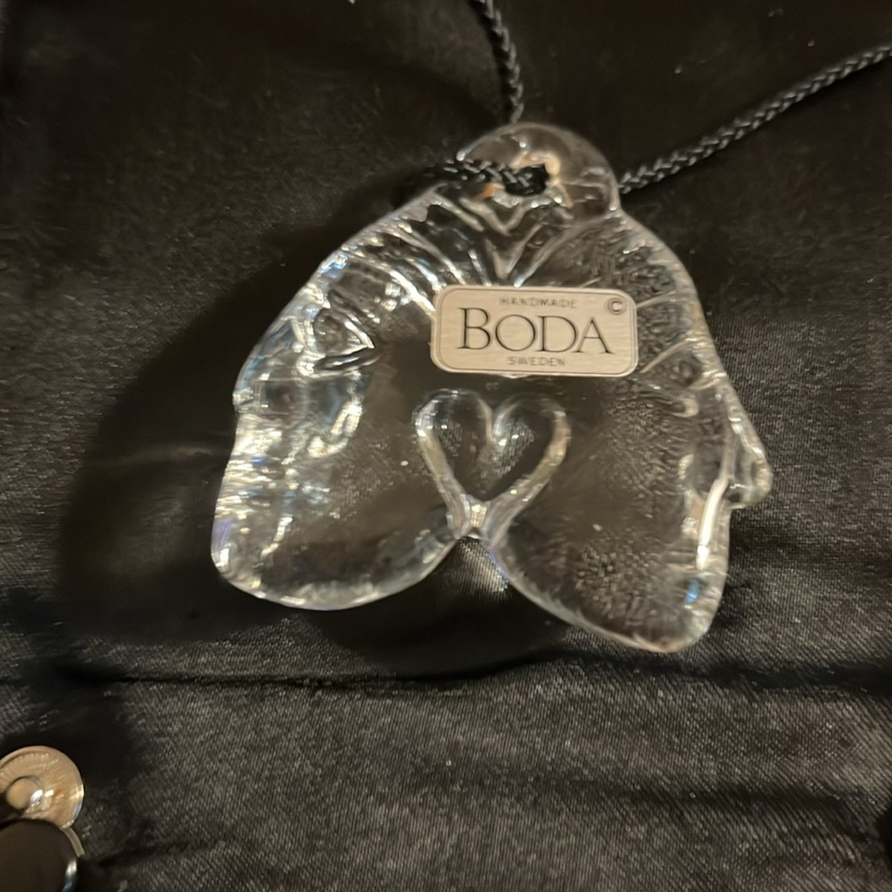 Rare find Boda made in Sweden large glass necklace intertwining heads - Picture 2 of 3